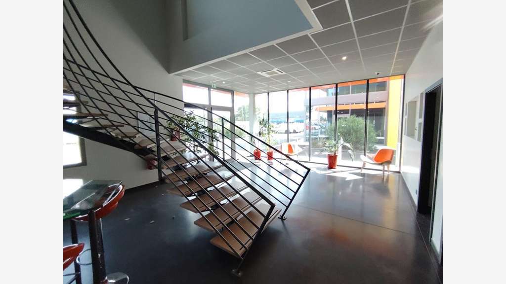 A louer local 750m² divisibles ZI En Jacca 