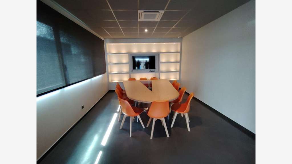 A louer local 750m² divisibles ZI En Jacca 