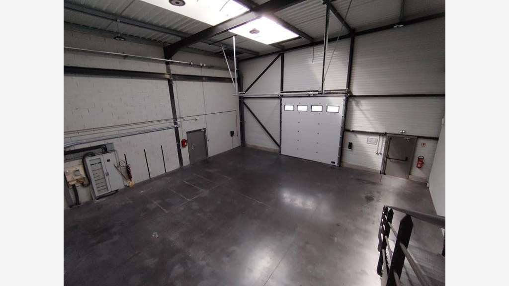 A louer local 750m² divisibles ZI En Jacca 