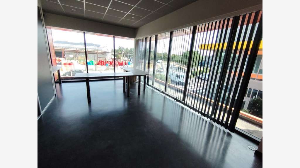 A louer local 750m² divisibles ZI En Jacca 