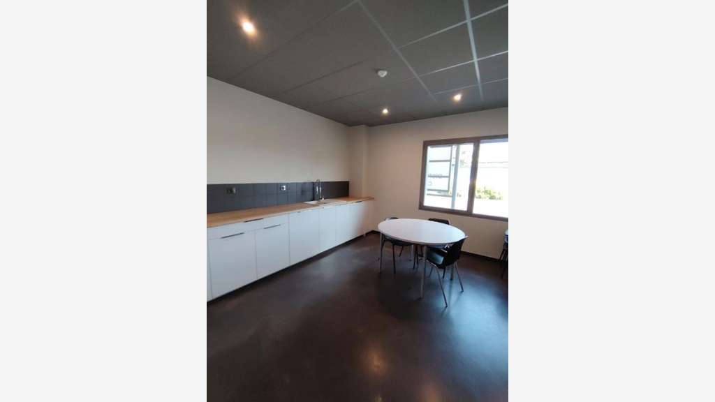 A louer local 750m² divisibles ZI En Jacca 