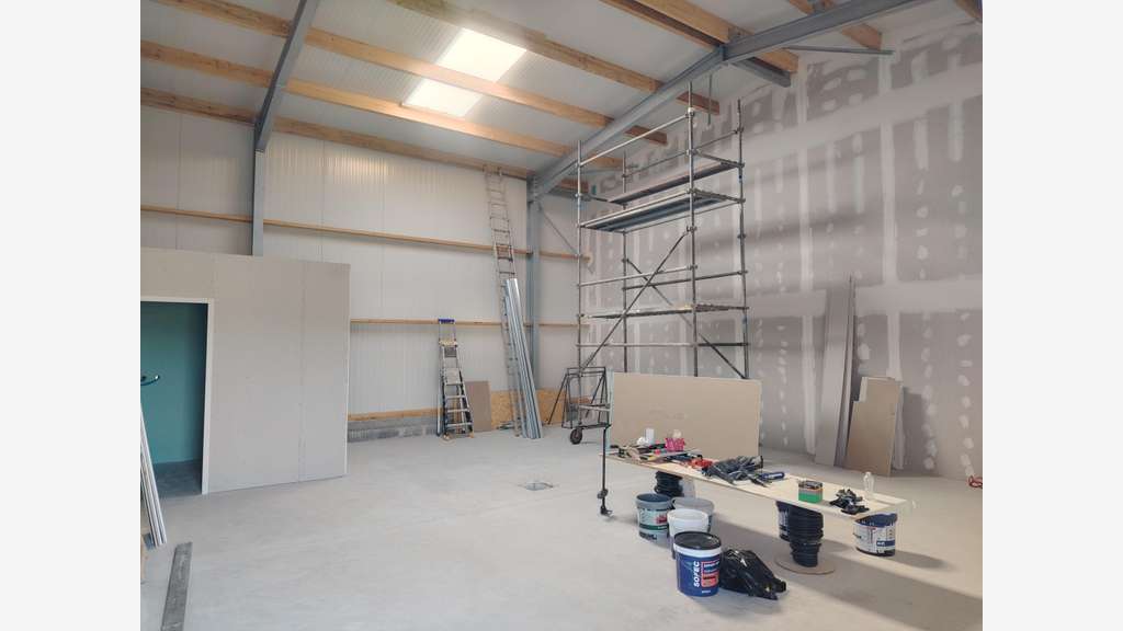 A louer box professionnel neuf 80m² à Bourg-Blanc