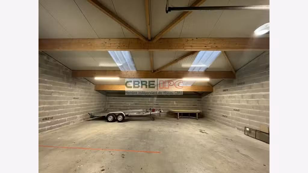 Location dépôt brut de béton 119m² à Villefranque
