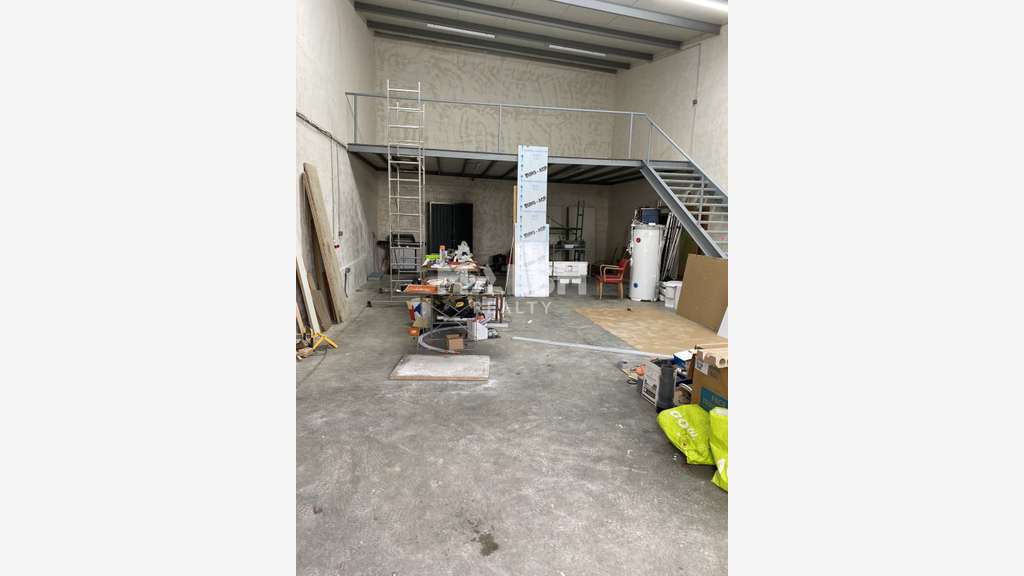 Local neuf 125m² à louer en ZI à Saint-Genis-Laval