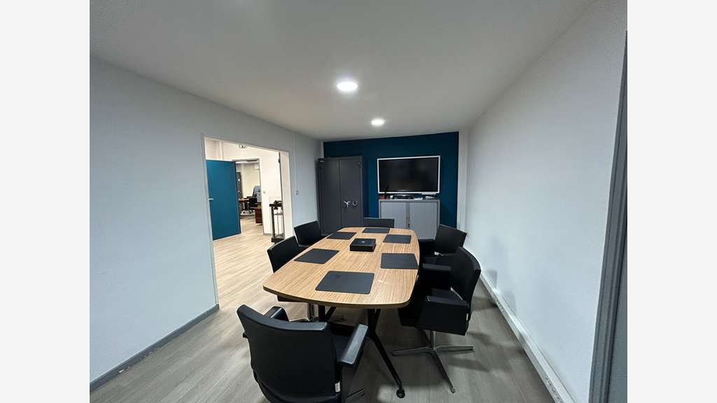 A louer local d'activités bureaux 200m² à Avrillé