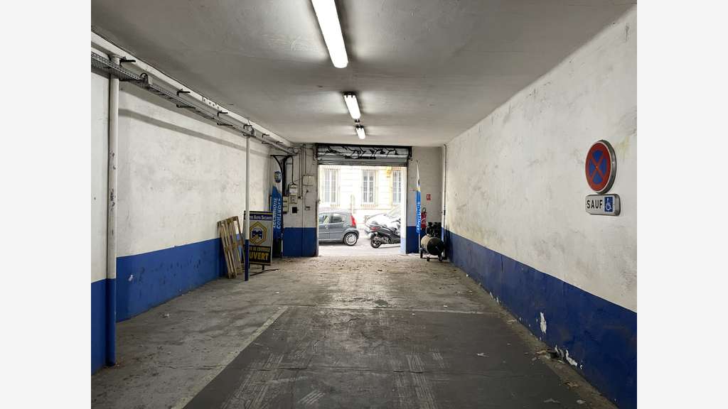 Local 405m² à louer à Marseille Cinq Avenues 13004