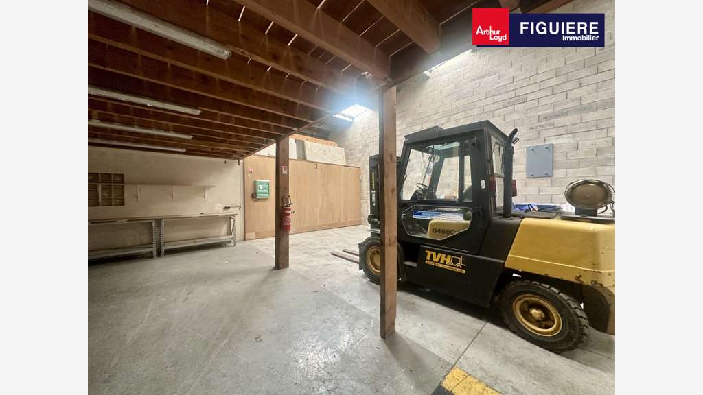 A louer local 300m² Pôle de la Pile à Saint-Cannat