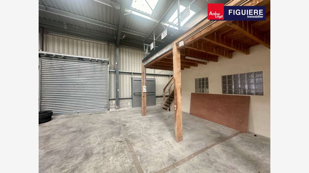 A louer local 300m² Pôle de la Pile à Saint-Cannat