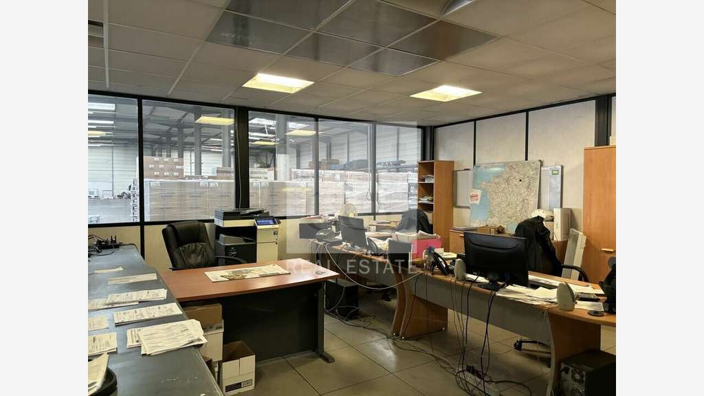A louer local d'activités bureaux 1780m² à Corbas