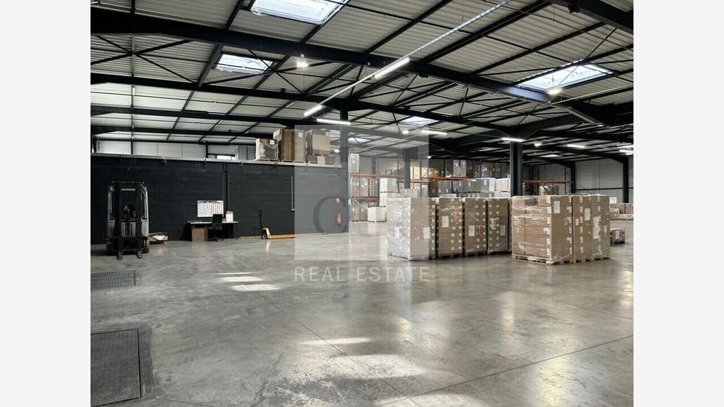 A louer local d'activités bureaux 1780m² à Corbas