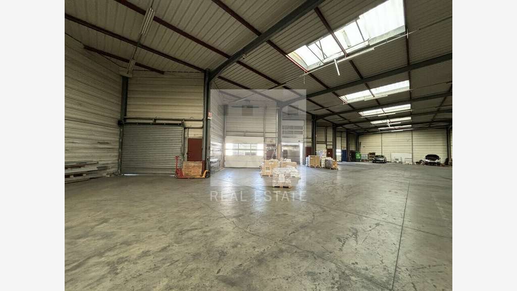 A louer local d'activités bureaux 1780m² à Corbas