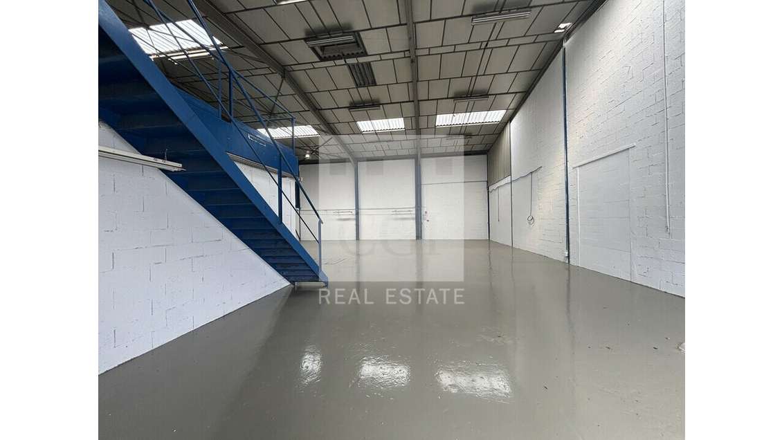 A louer local d'activités bureaux 350m² à Chassieu