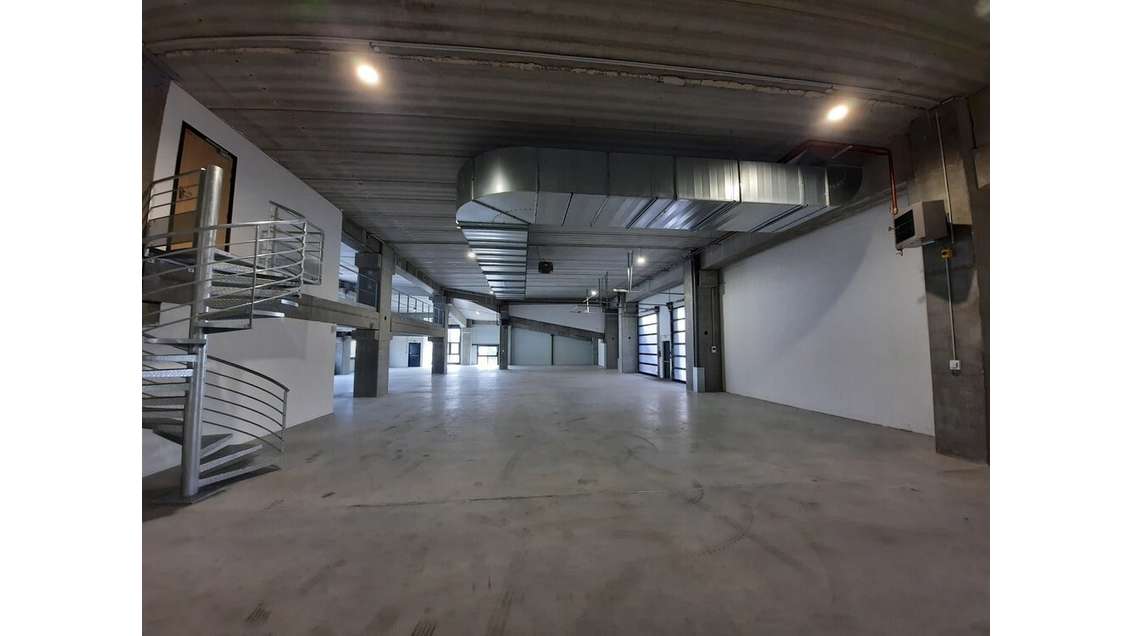 À Louer local d'activités 832m² à Colombes 