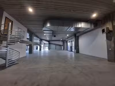 À Louer local d'activités 832m² à Colombes 