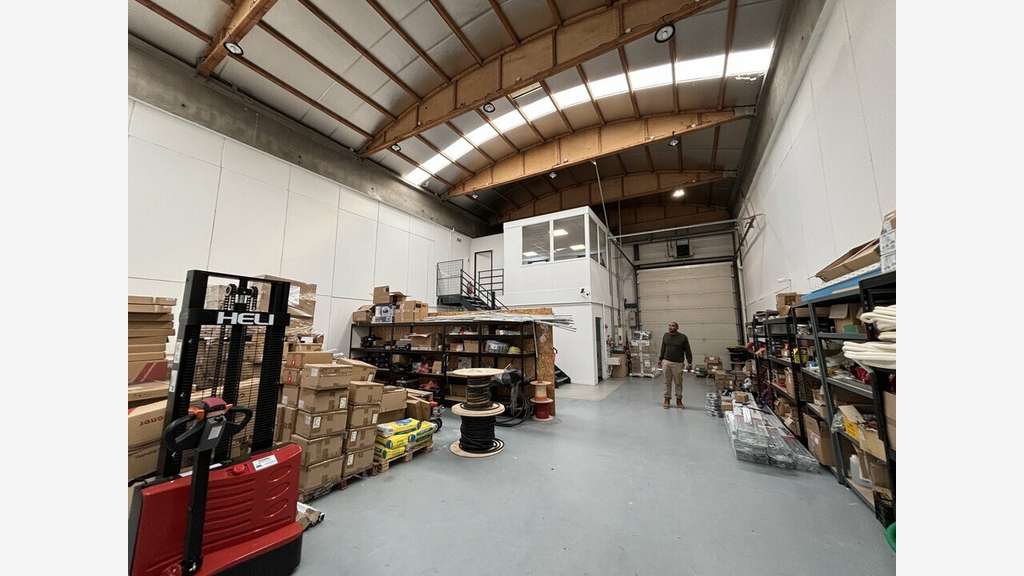 A louer local d'activité 606m² à Dardilly