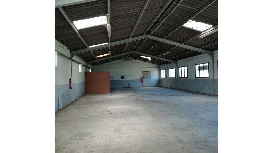 Location local d'activités de 240m² à Venizy