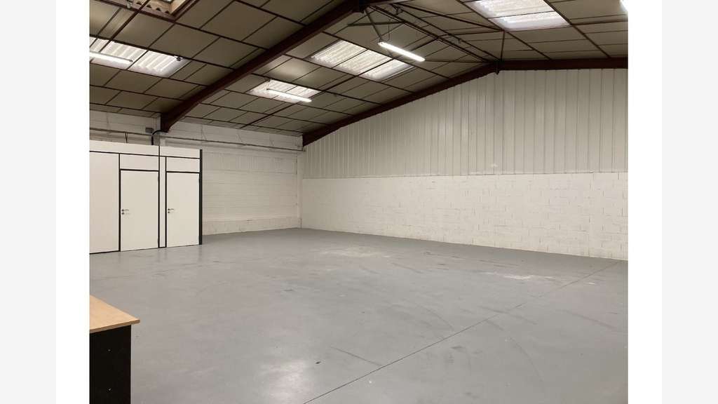 À louer local d'activités 432m² à Gasville-Oisème