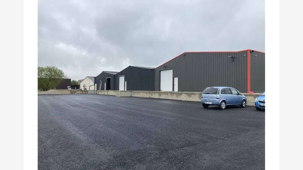 À louer local d'activités 432m² à Gasville-Oisème