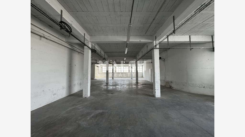 A louer local d'activité 2300m² à Décines-Charpieu
