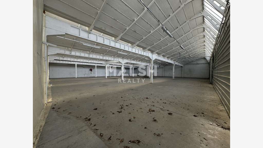 A louer local d'activité 2300m² à Décines-Charpieu