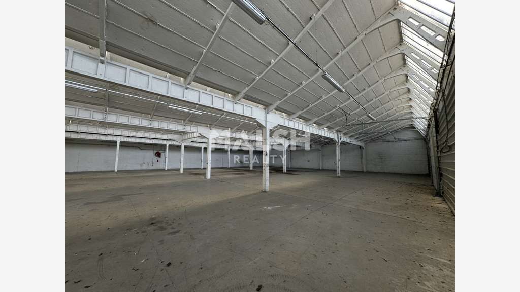 A louer local d'activité 2300m² à Décines-Charpieu