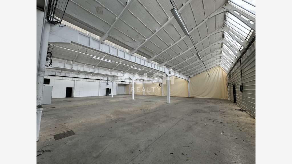 A louer local d'activité 2300m² à Décines-Charpieu