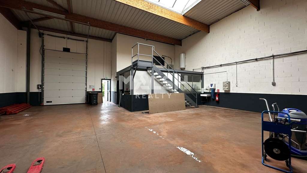 A louer local d'activité 887m² à Décines-Charpieu
