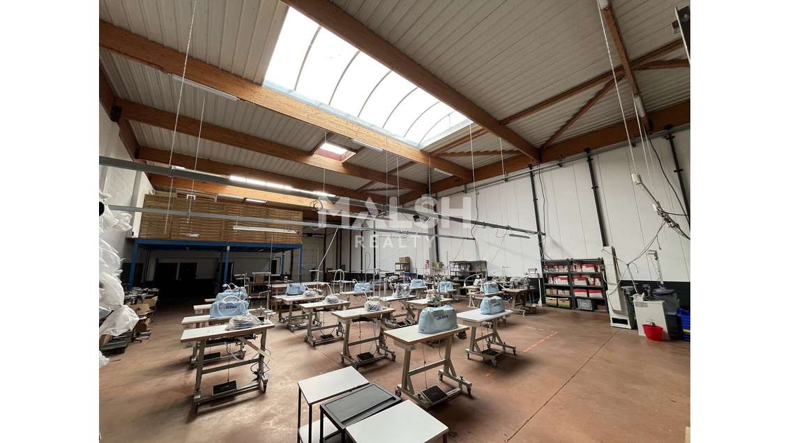 A louer local d'activité 887m² à Décines-Charpieu