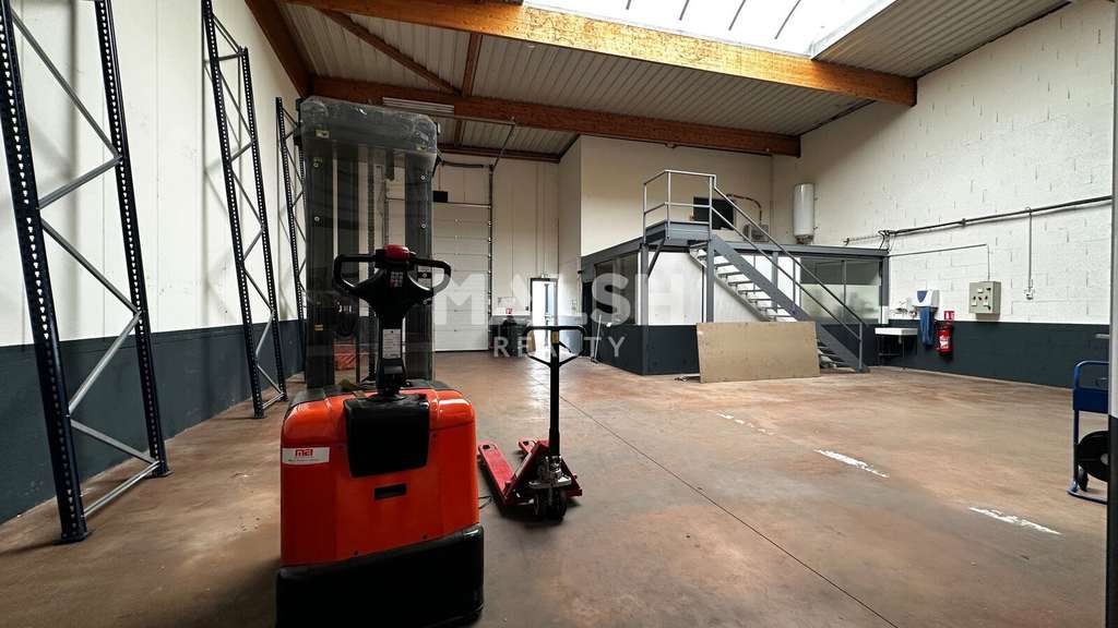 A louer local d'activité 887m² à Décines-Charpieu