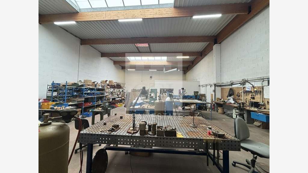 A louer local  887m² Décines parc des Olivériannes