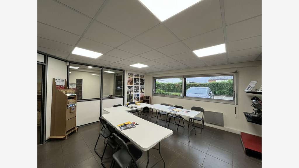 A louer local  887m² Décines parc des Olivériannes