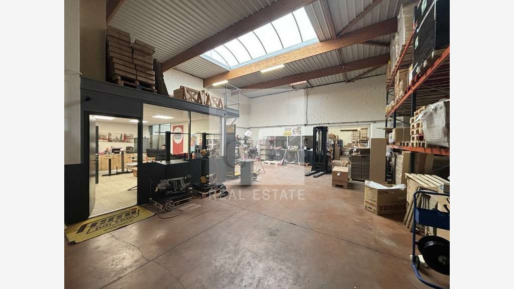 A louer local  887m² Décines parc des Olivériannes