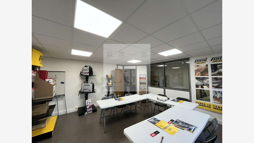 A louer local  887m² Décines parc des Olivériannes
