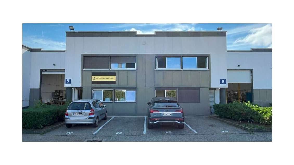 A louer local  887m² Décines parc des Olivériannes
