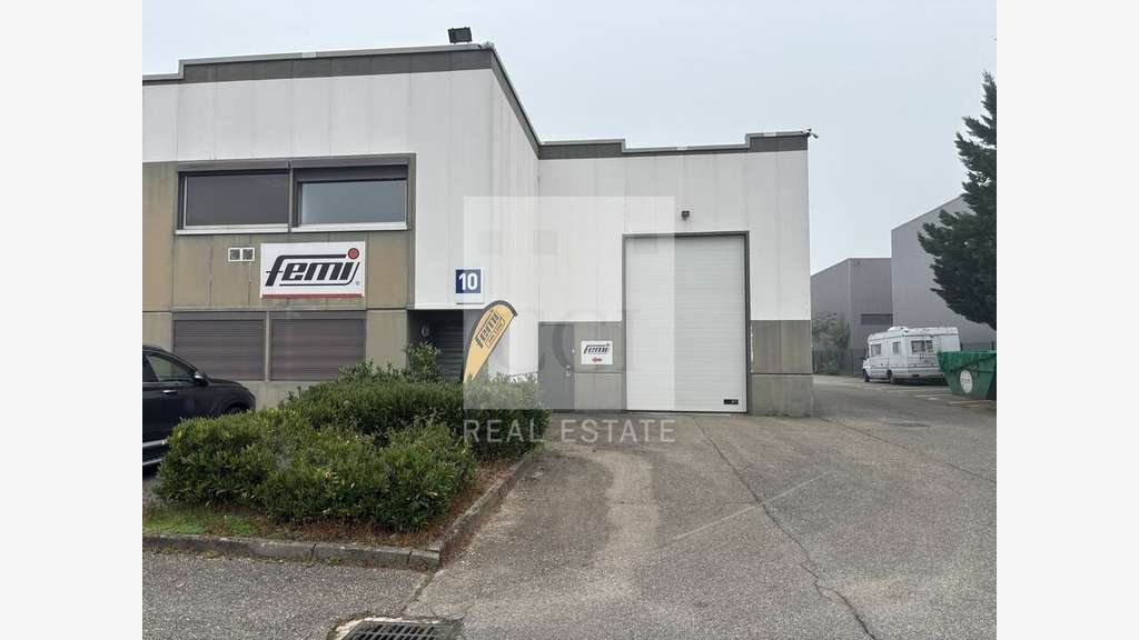 A louer local  887m² Décines parc des Olivériannes