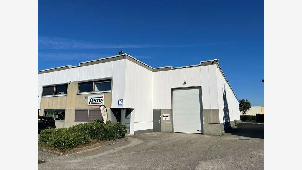 A louer local  887m² Décines parc des Olivériannes