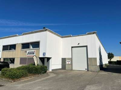 A louer local  887m² Décines parc des Olivériannes