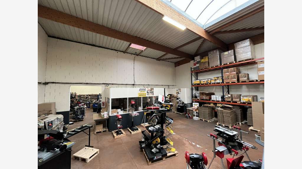 A louer local  887m² Décines parc des Olivériannes