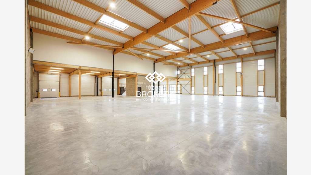 A louer local d'activité 1412m² ZA Avignon Sud