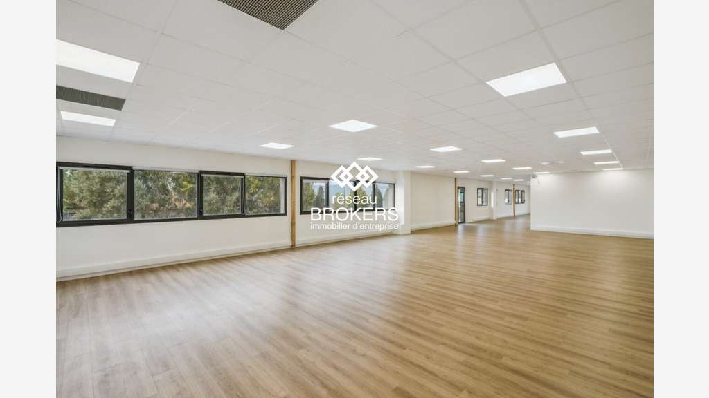 A louer local d'activité 1219m² à Avignon Sud