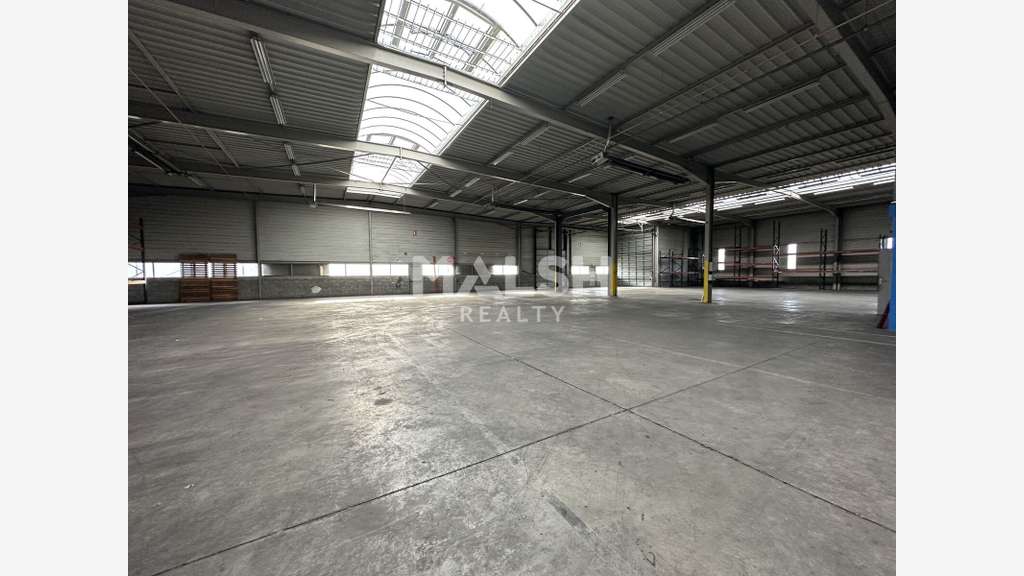 A louer local d'activité 2000m² à Genas
