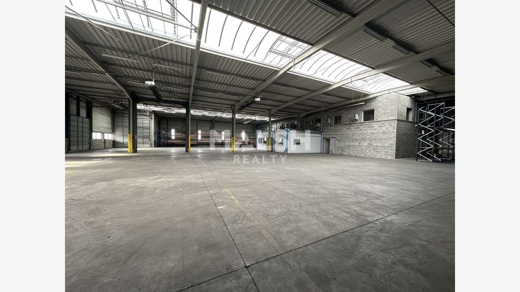 A louer local d'activité 2000m² à Genas