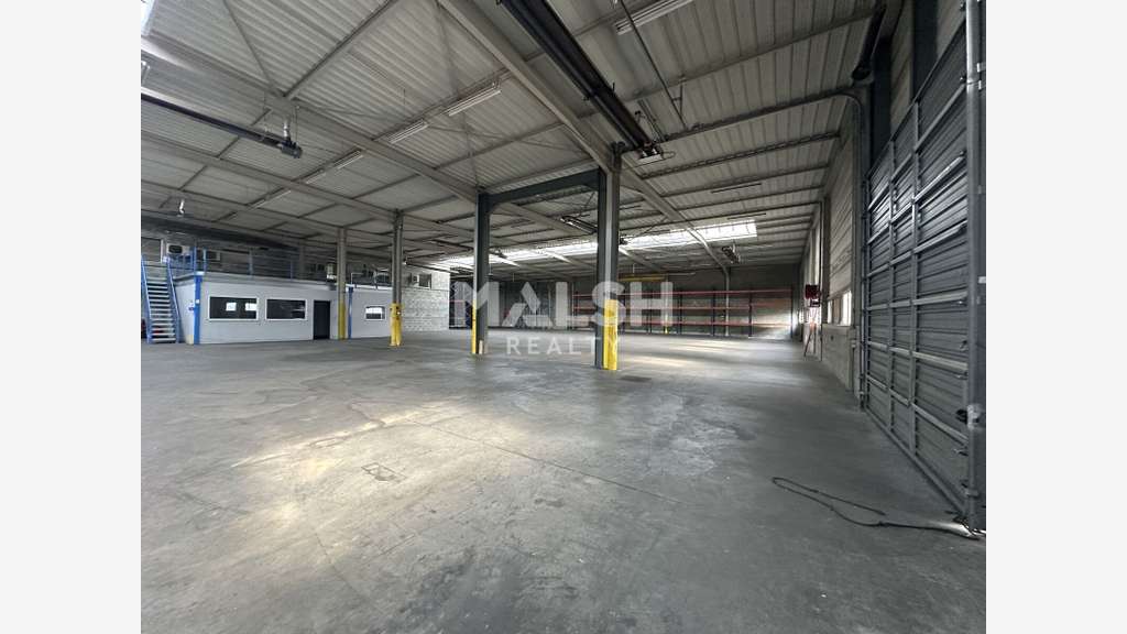 A louer local d'activité 2000m² à Genas