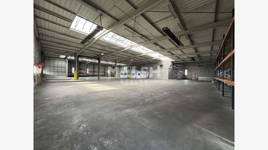 A louer local d'activité 2000m² à Genas