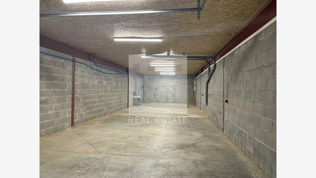 A louer local 170m² à Porte Des Pierres Dorées