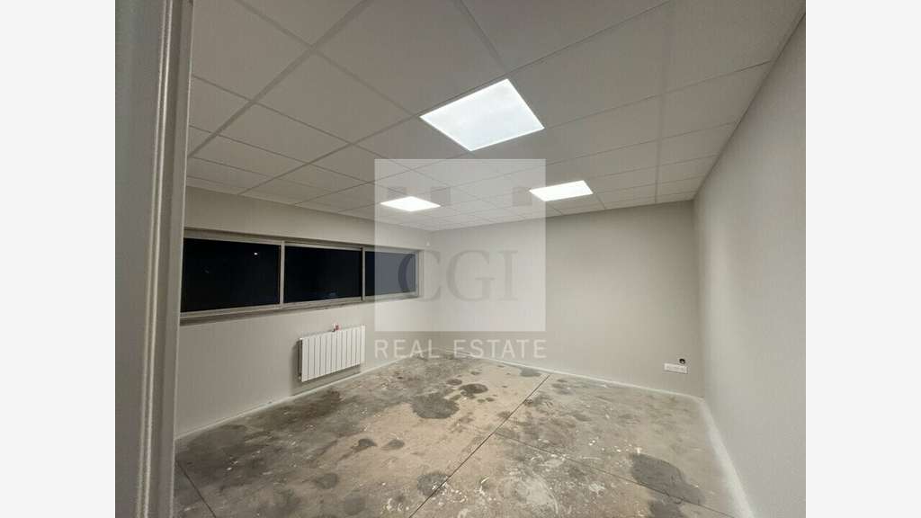 A louer local 170m² à Porte Des Pierres Dorées