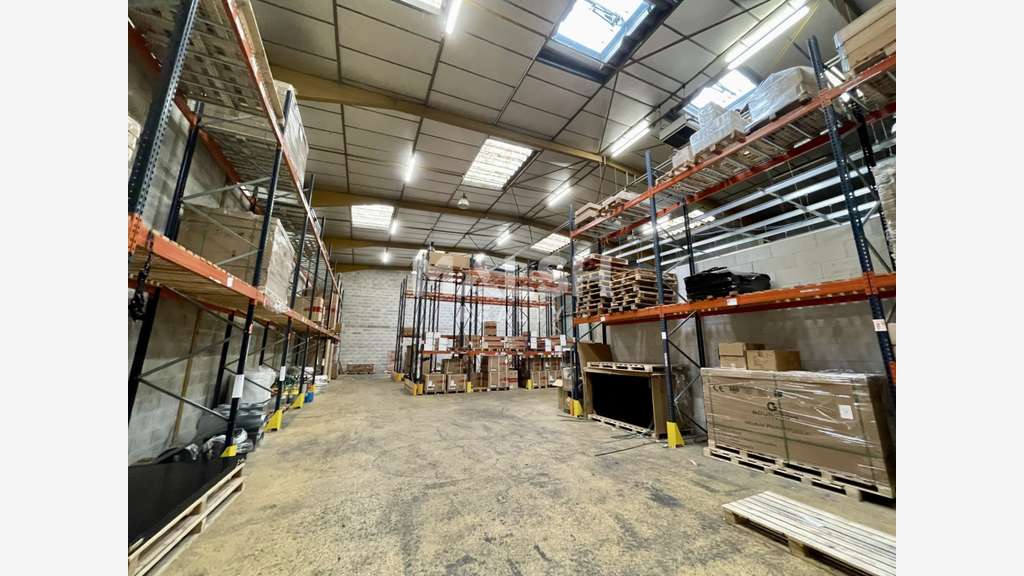 Local d'activités à louer 840m² à Irigny