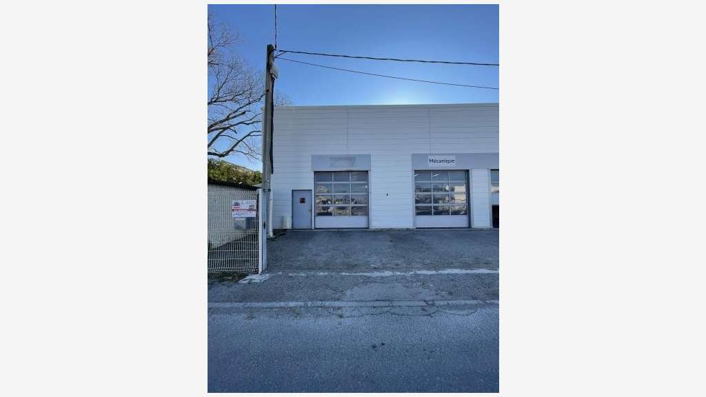 A louer local activité 157m² L'Isle-sur-la-Sorgue