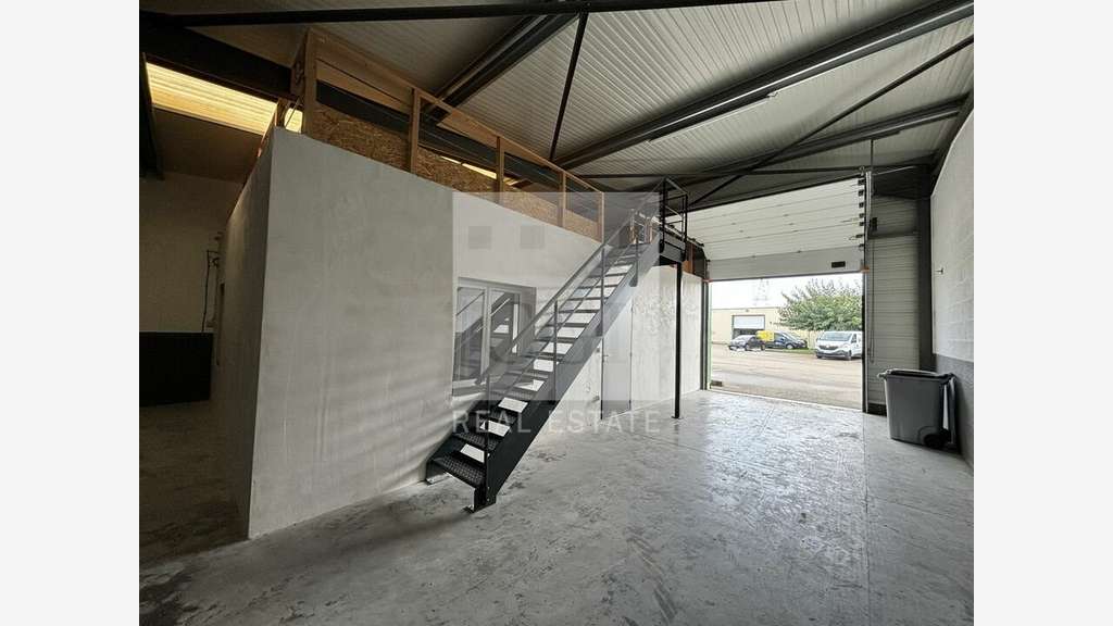 A louer local d'activité 295m² divisble à Jonage