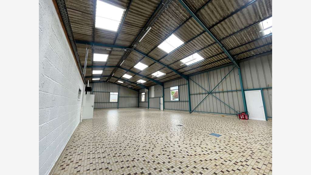 A louer local d'activité 450m² RN12 à Lamballe